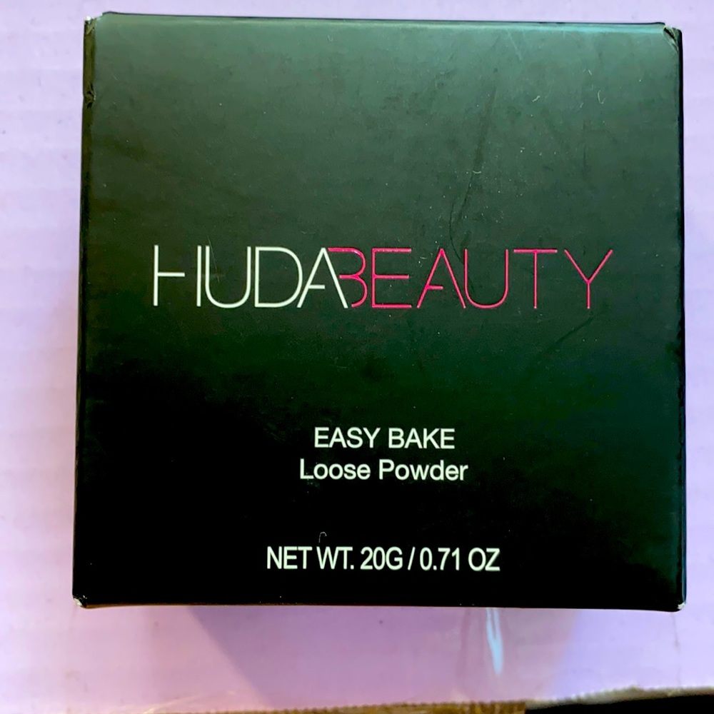 HUDA BEAUTY loose powder brand new 0.71oz